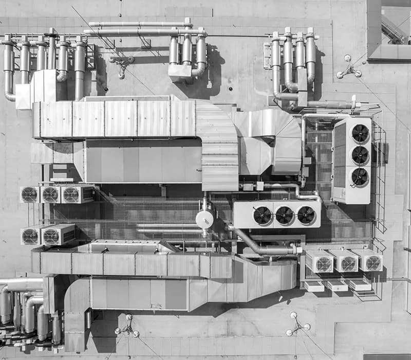 Tecnico realizando mantenimiento HVAC comercial en East Alabama