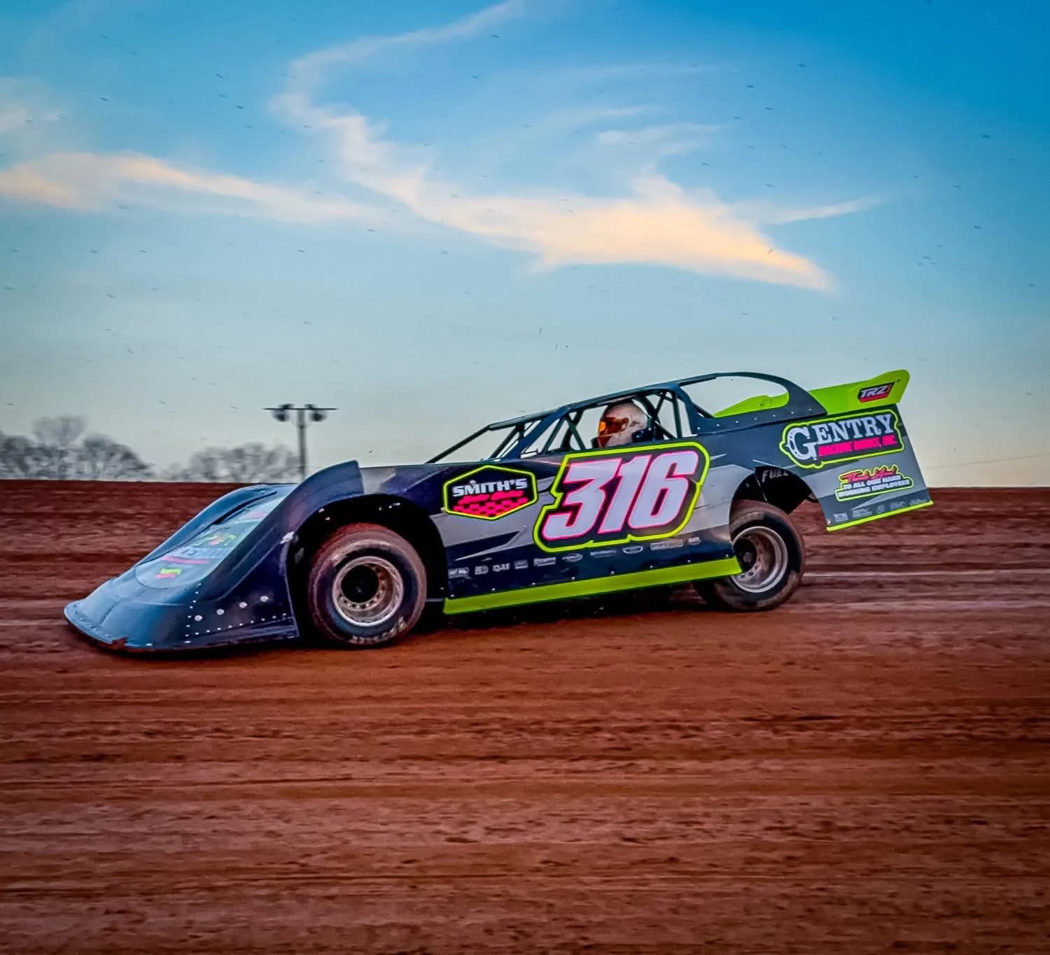 El auto de carreras #316 patrocinado por Underwood Heating & Air Conditioning en la pista de tierra de East Alabama Motor Speedway en Phenix City, AL