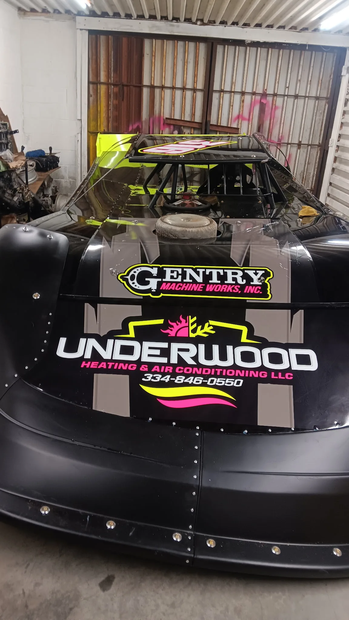 Underwood Heating & Air Conditioning logo, phone number (334) 846-0550, and Gentry Machine Works branding on the sponsored #316 late-model race car