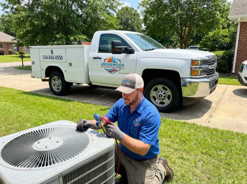 Tecnico licenciado de Underwood Heating and Air Conditioning completando servicio HVAC residencial en Phenix City Alabama